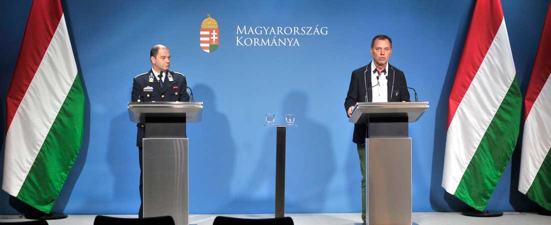 Budapest, 2020. március 4. Lakatos Tibor, az operatív törzs ügyeleti központ vezetője (b) és Szlávik János, a Dél-pesti Centrumkórház - Országos Hematológiai és Infektológiai Intézet osztályvezető főorvosa rendkívüli sajtótájékoztatót tart a Miniszterelnöki Kabinetirodában Budapesten 2020. március 4-én. Két, Magyarországon tartózkodó, koronavírussal fertőzött, egyelőre tünetmentes iráni diákot kellett a Szent László Kórházba vinni. MTI/Kovács Attila